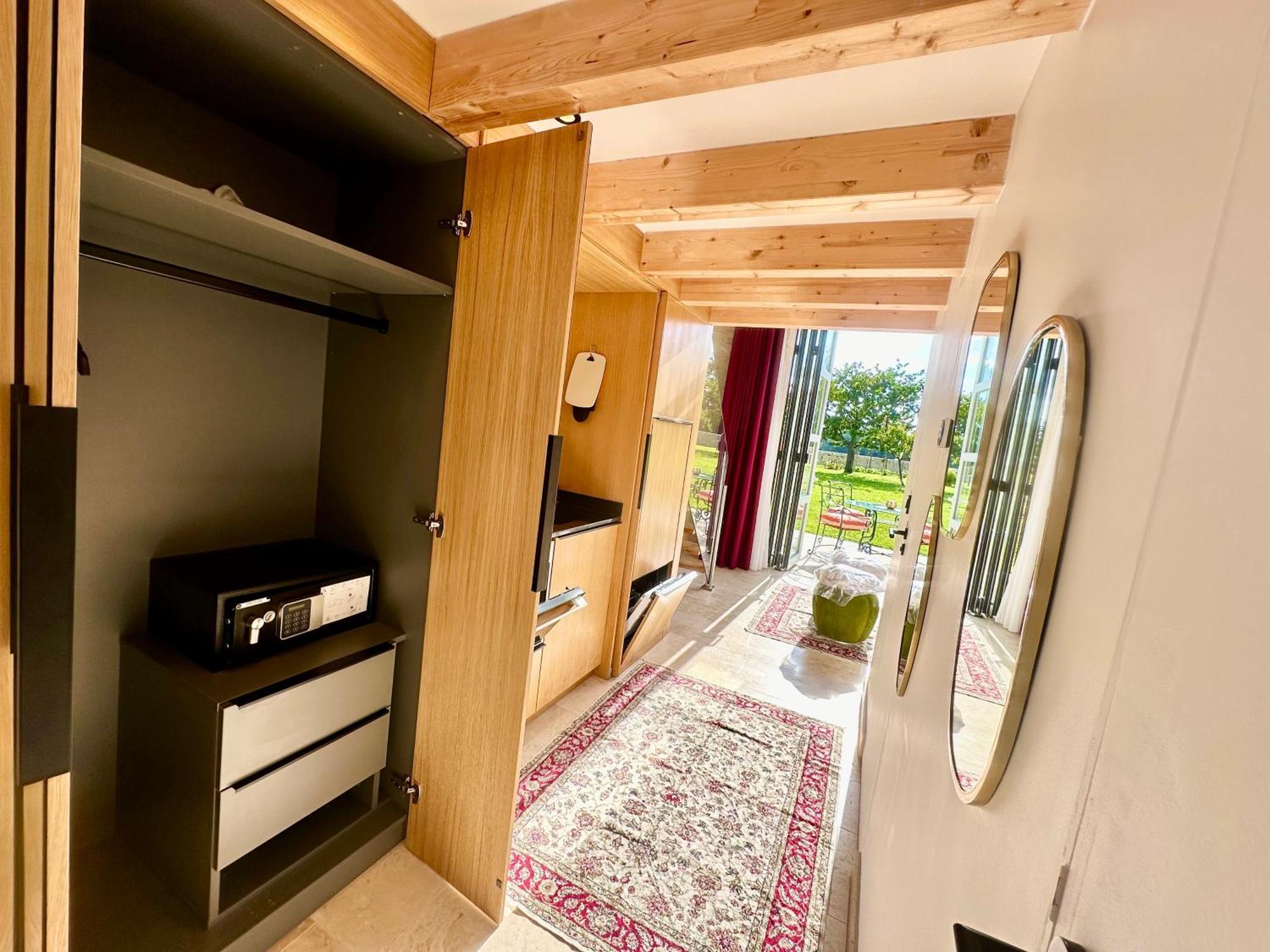 Chateau De Lafont Suites Saint-Vivien  ภายนอก รูปภาพ