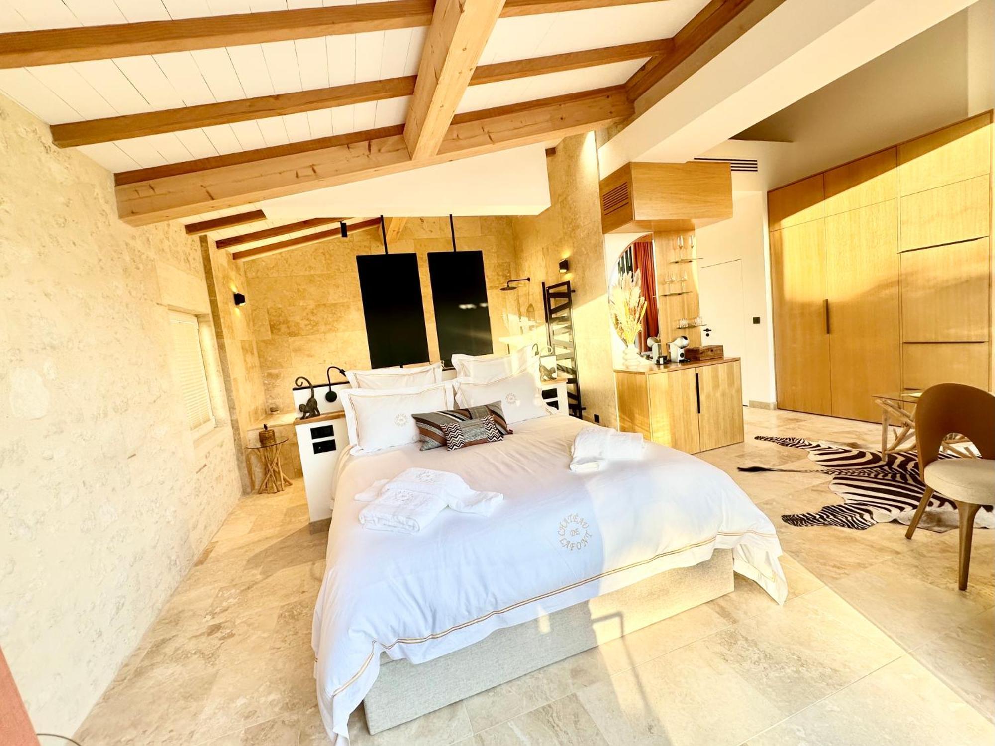 Chateau De Lafont Suites Saint-Vivien  ภายนอก รูปภาพ