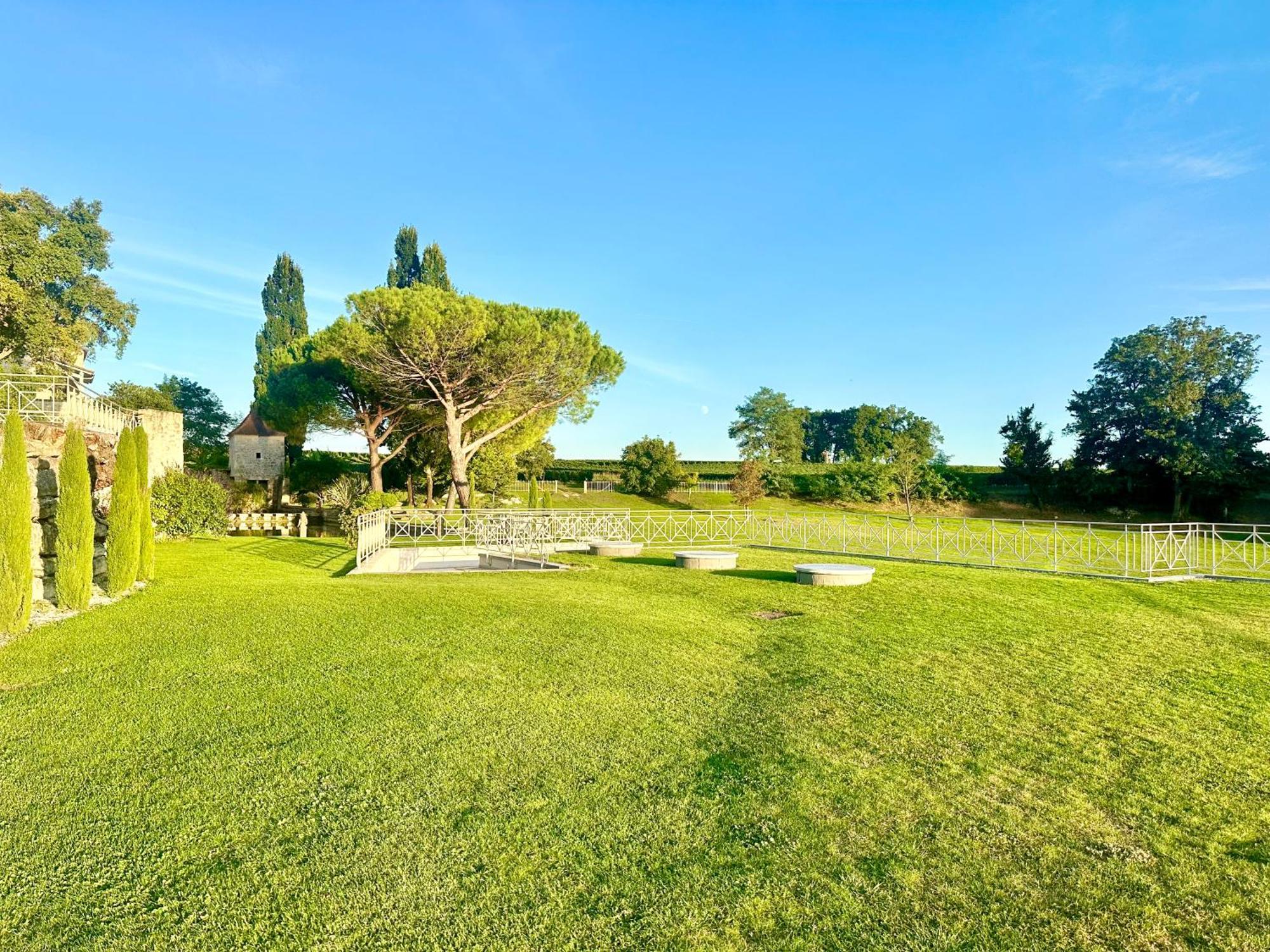 Chateau De Lafont Suites Saint-Vivien  ภายนอก รูปภาพ