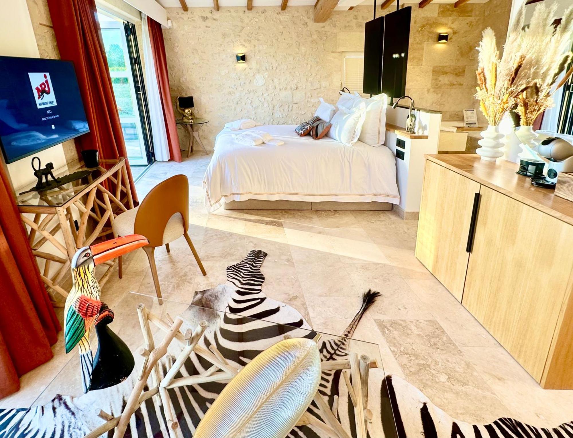 Chateau De Lafont Suites Saint-Vivien  ภายนอก รูปภาพ