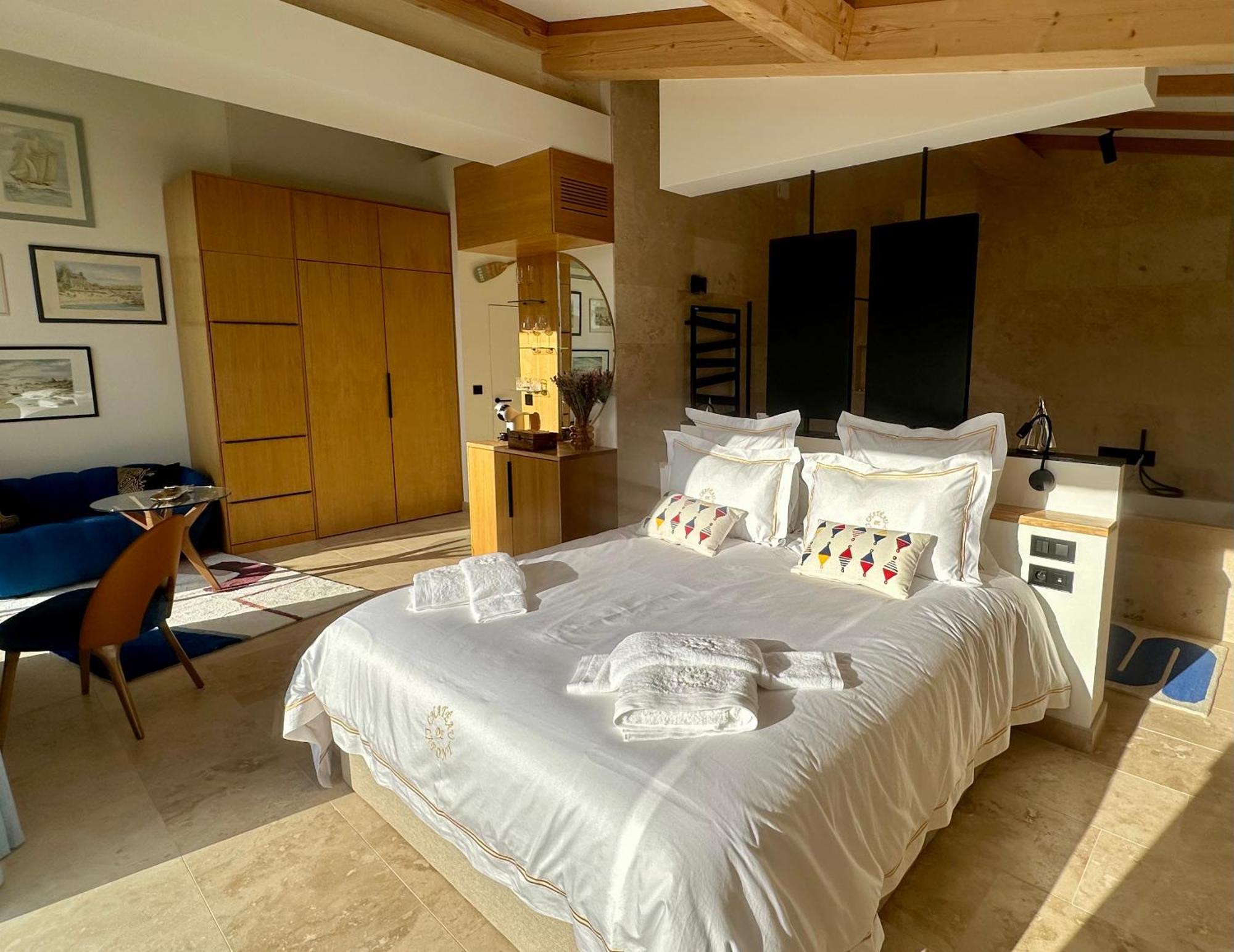 Chateau De Lafont Suites Saint-Vivien  ภายนอก รูปภาพ