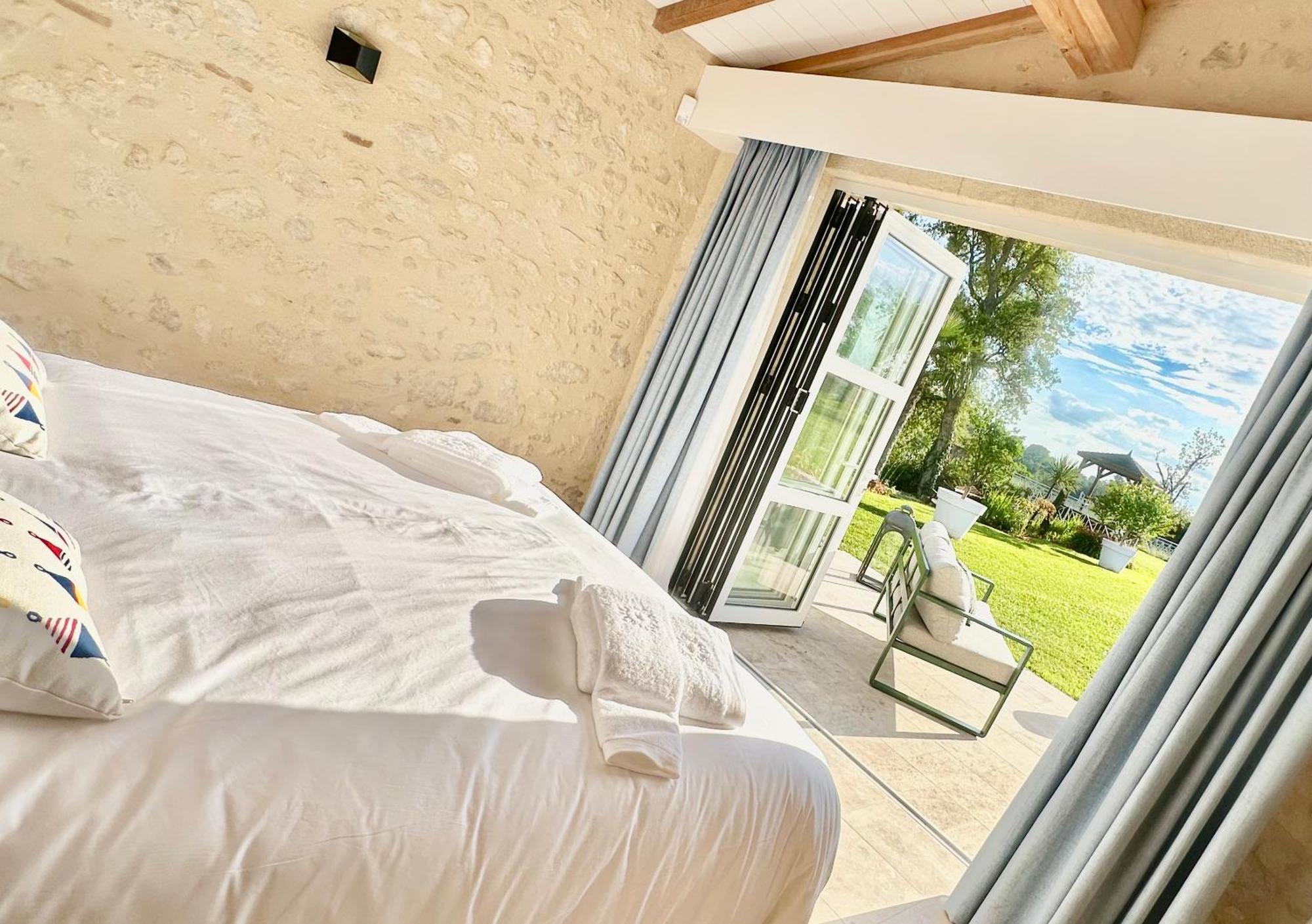 Chateau De Lafont Suites Saint-Vivien  ภายนอก รูปภาพ