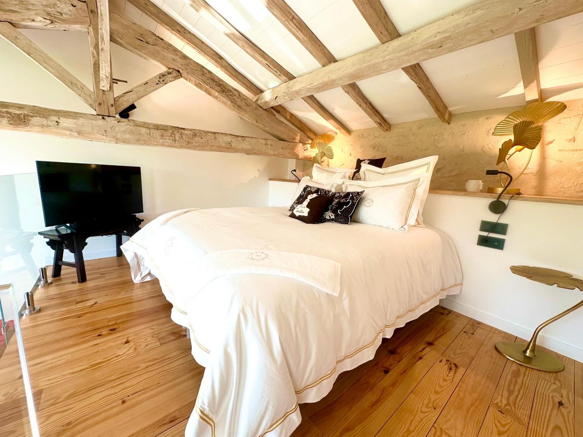 Chateau De Lafont Suites Saint-Vivien  ภายนอก รูปภาพ